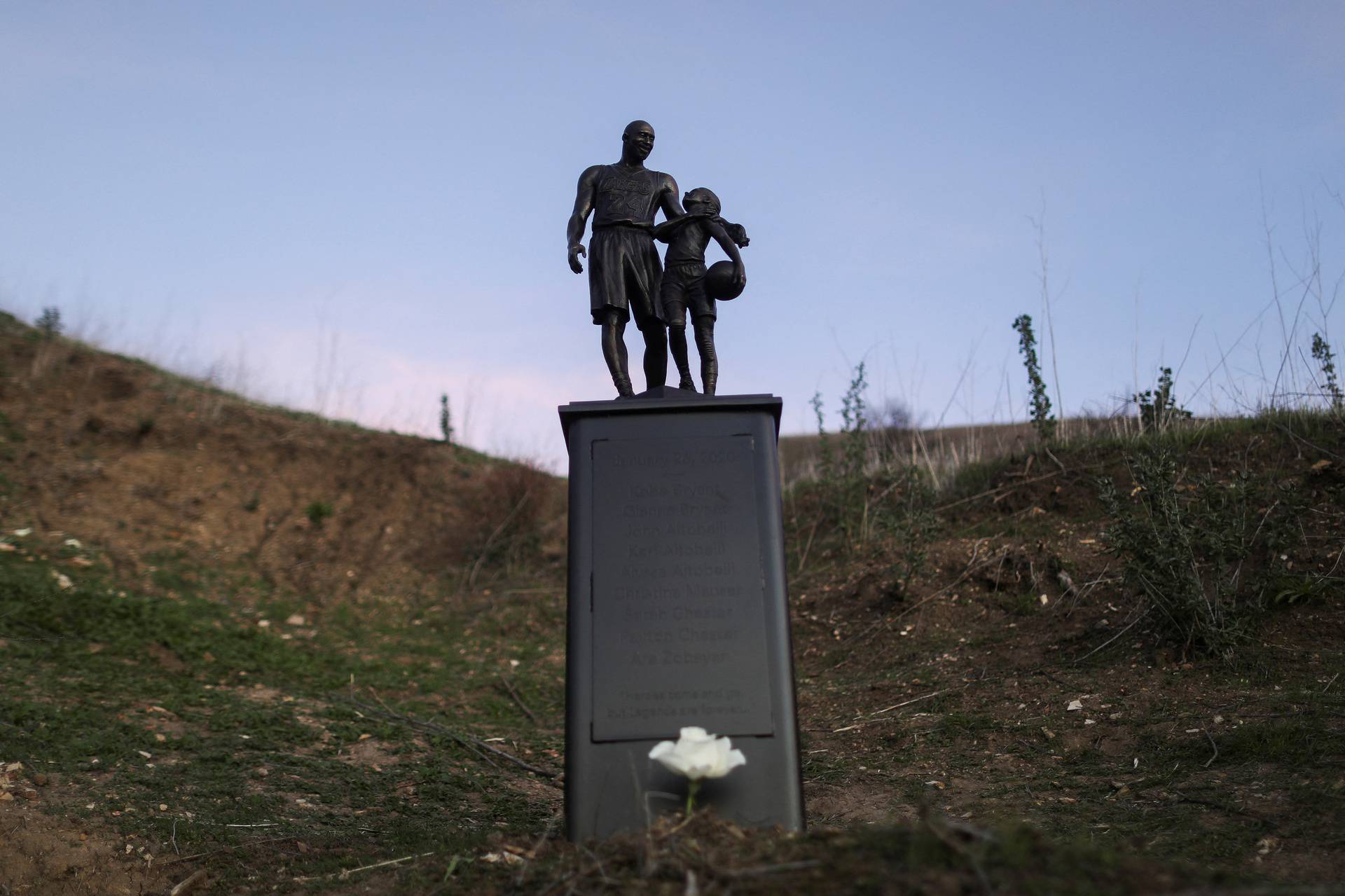 Los Angeles sculptor Dan Medina has honored the anniversary of the deaths of Kobe and Gigi Bryant