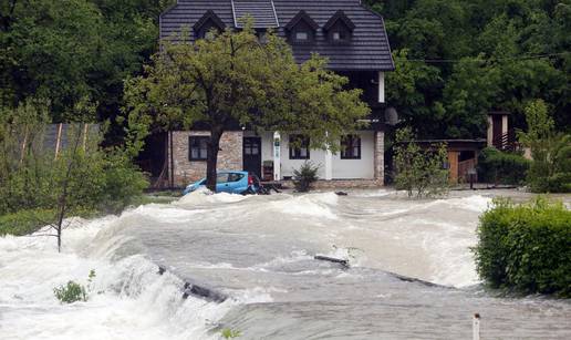 Zatvorene su ceste u Karlovcu, Ogulinu i Slunju zbog poplave