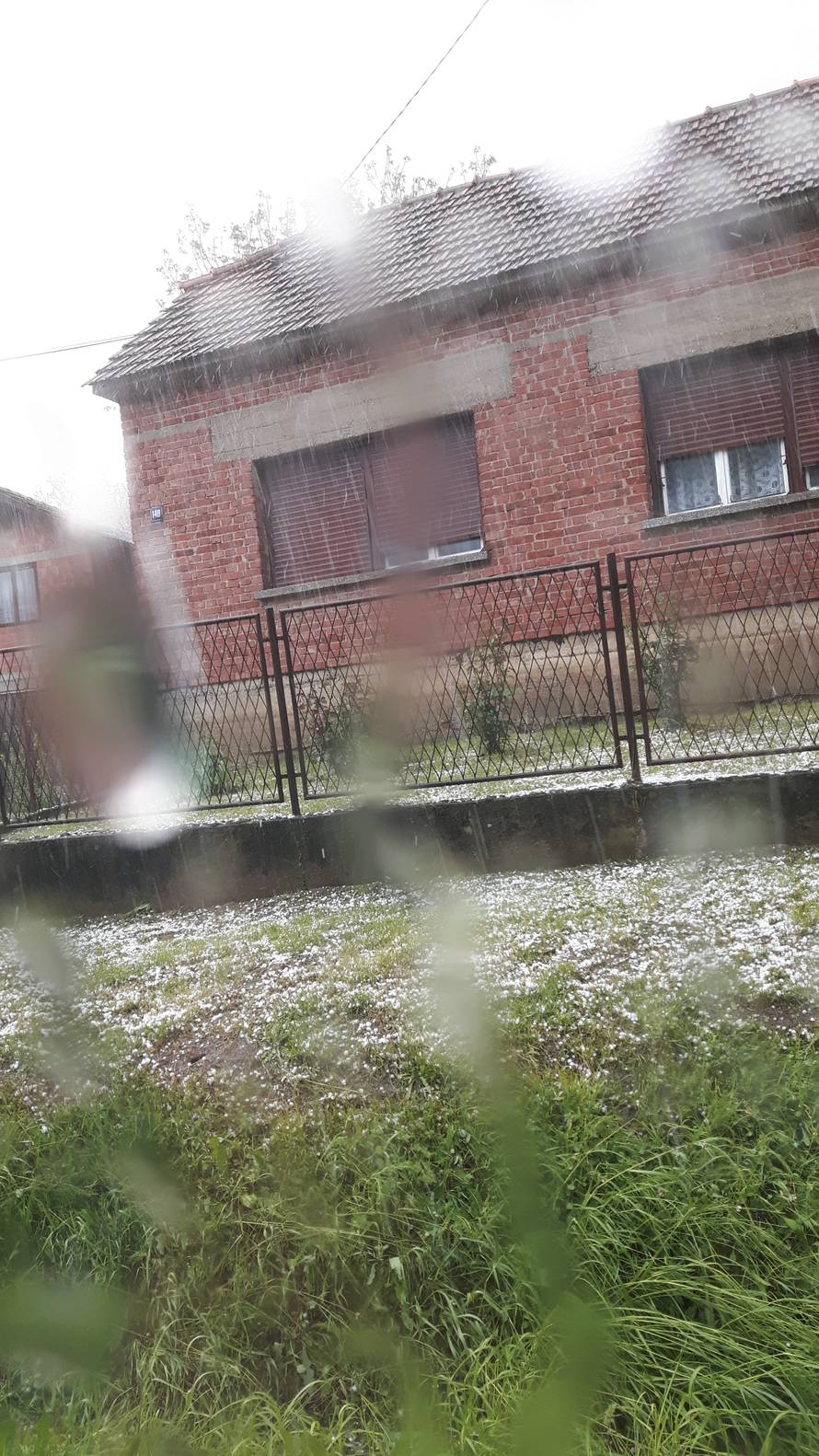 Padala tuča veličine lješnjaka, vozači zaustavljali svoja vozila