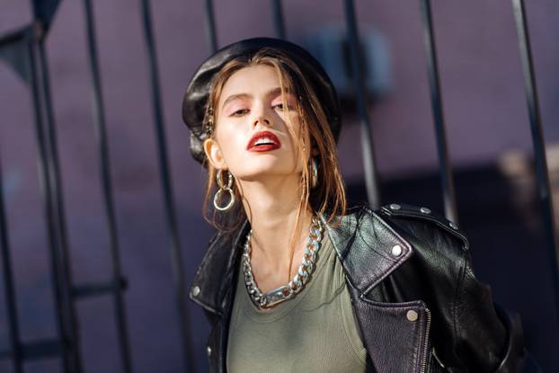 Trikovi za super stil na zabavi: Od zlatnih karika pa sve do jakne životinjskog motiva