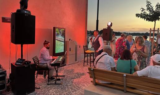 Supetar postao pametan grad: Digitalni totemi, AI kamere i pametni odvoz mijenjaju otok