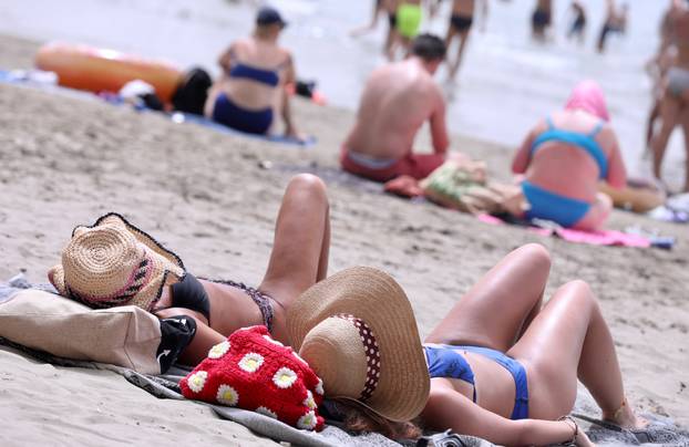 Split: Građani i turisti pronašli spas od vrućina na plažama