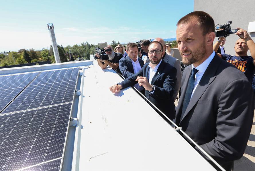 Zagreb:  Tomislav Tomašević sa suradnicima obišao postavljenu solarnu elektranu na Klinici za psihijatriju Sveti Ivan