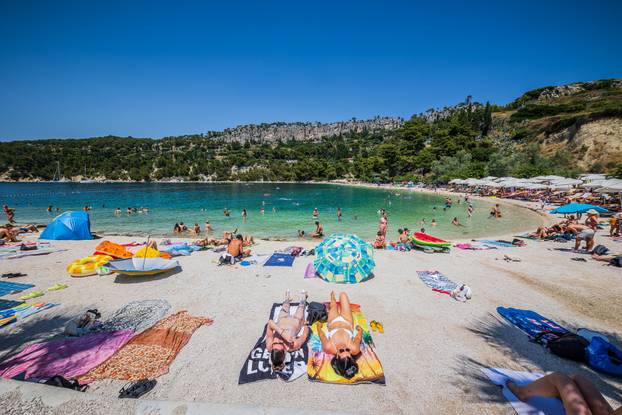 Gužva na splitskoj plaži Kasjuni podno Marjana