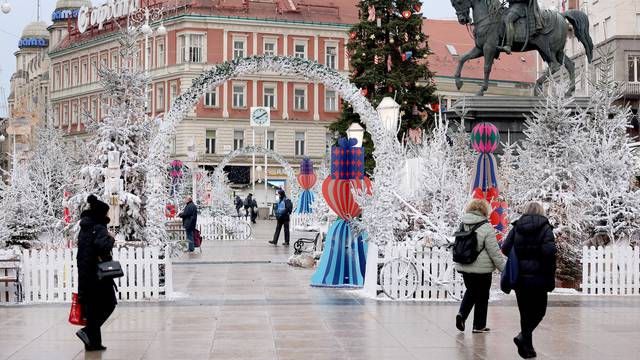 Zagreb: Zima počela, snijeg samo na božićnim dekoracijama