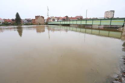 FOTO Sava se izlila iz korita u Zagrebu, Kupa raste i stvara nemile probleme u Karlovcu