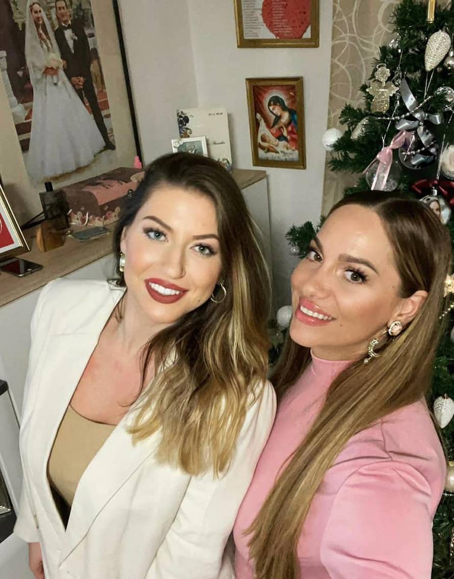 Simoni uz sestru došla i zgodna mama: Zablistale u zlatnom...