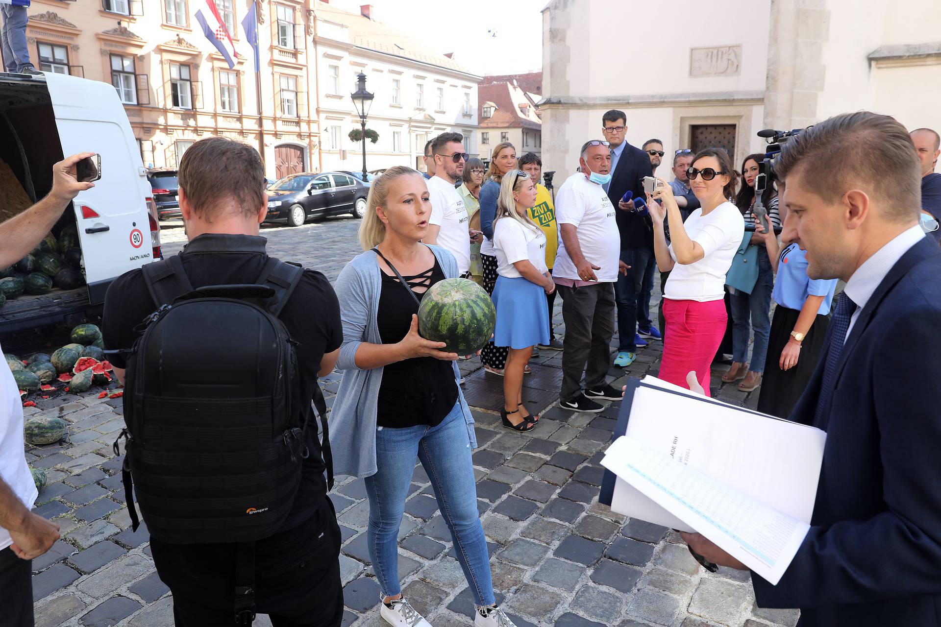 Zagreb: Kaos pred Vladom, Sinčić istovario hrpu lubenica na Markovom trgu