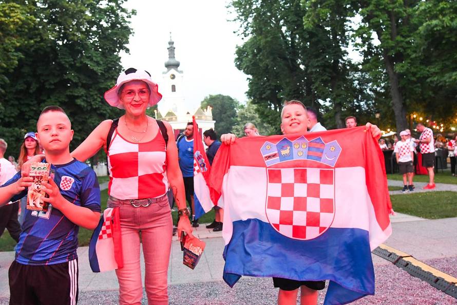 Bjelovar: Zaprešić Boysi zagrijavaju navijačku atmosferu  uoči utakmice Hrvatska - Engleska