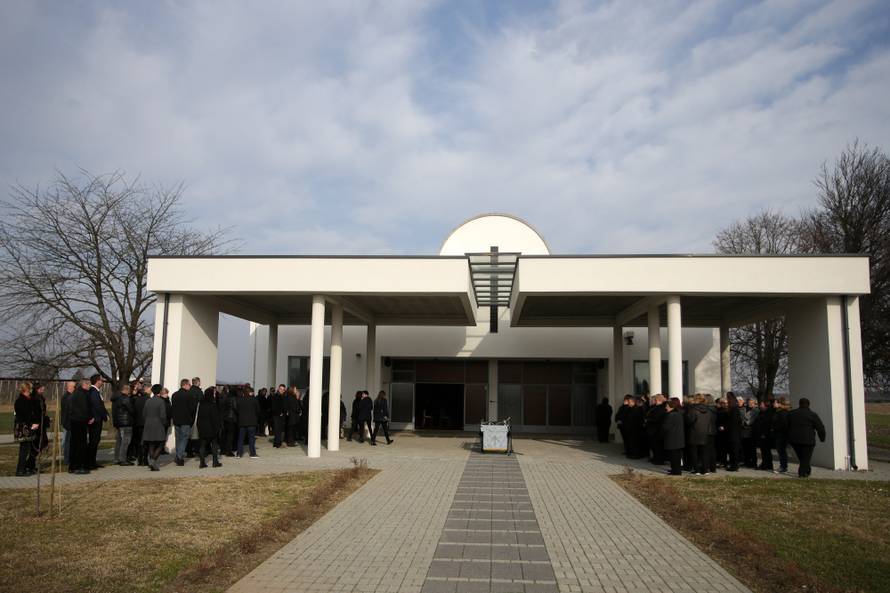 Pokopali  Jasminu Dominić uz pjesmu 'Ima jedna duga cesta'