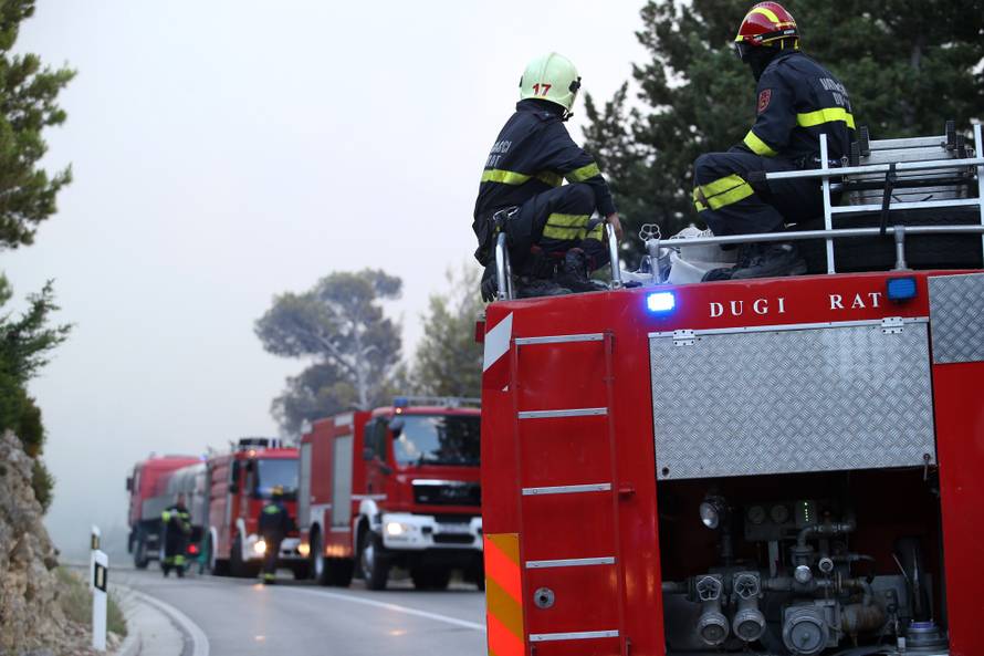 Kanader pomaže u gašenju, u Makarsku stiže i 150 vojnika