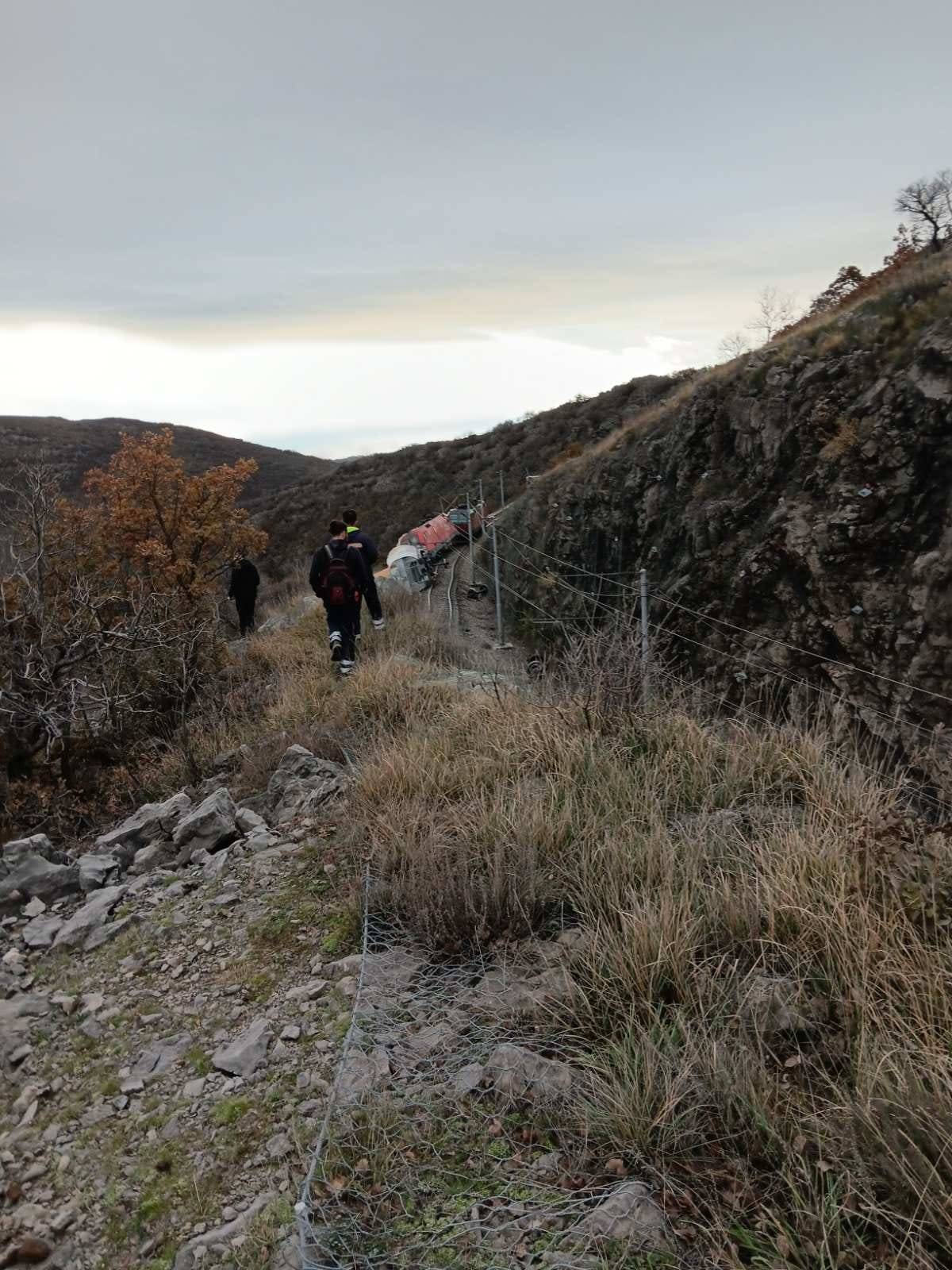 FOTO Krš i lom kod Rijeke: Vlak se sudario s pružnim vozilom