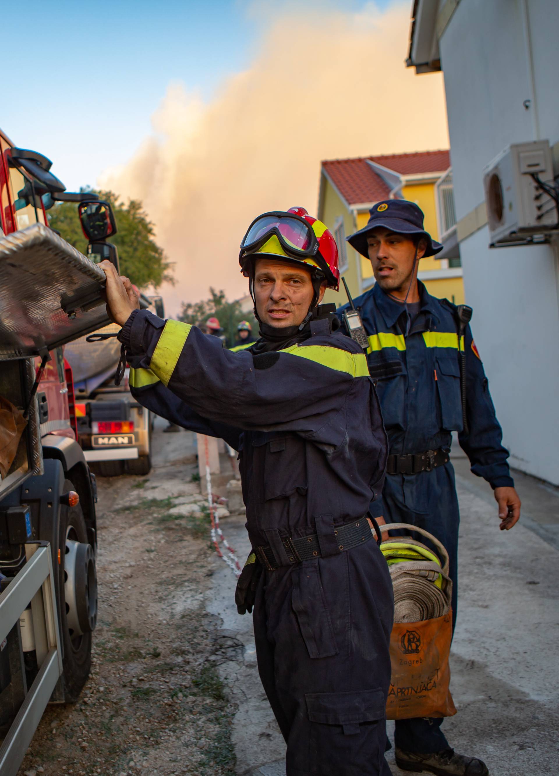 Požar na Pelješcu zaustavljen, u blizini Metkovića i dalje gori