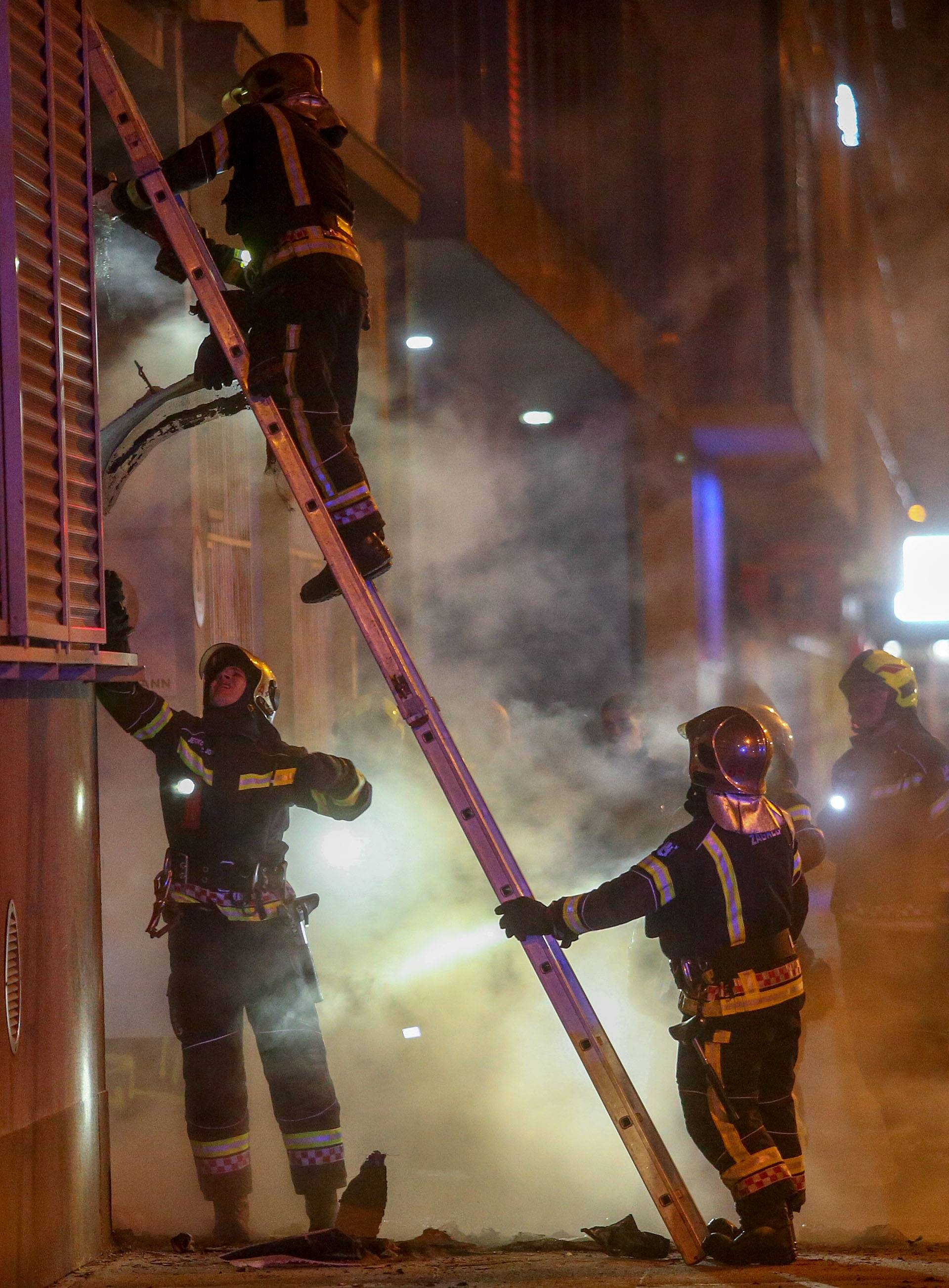 Zagreb: Gore kontejneri u Ulici Ivana Banjavčića