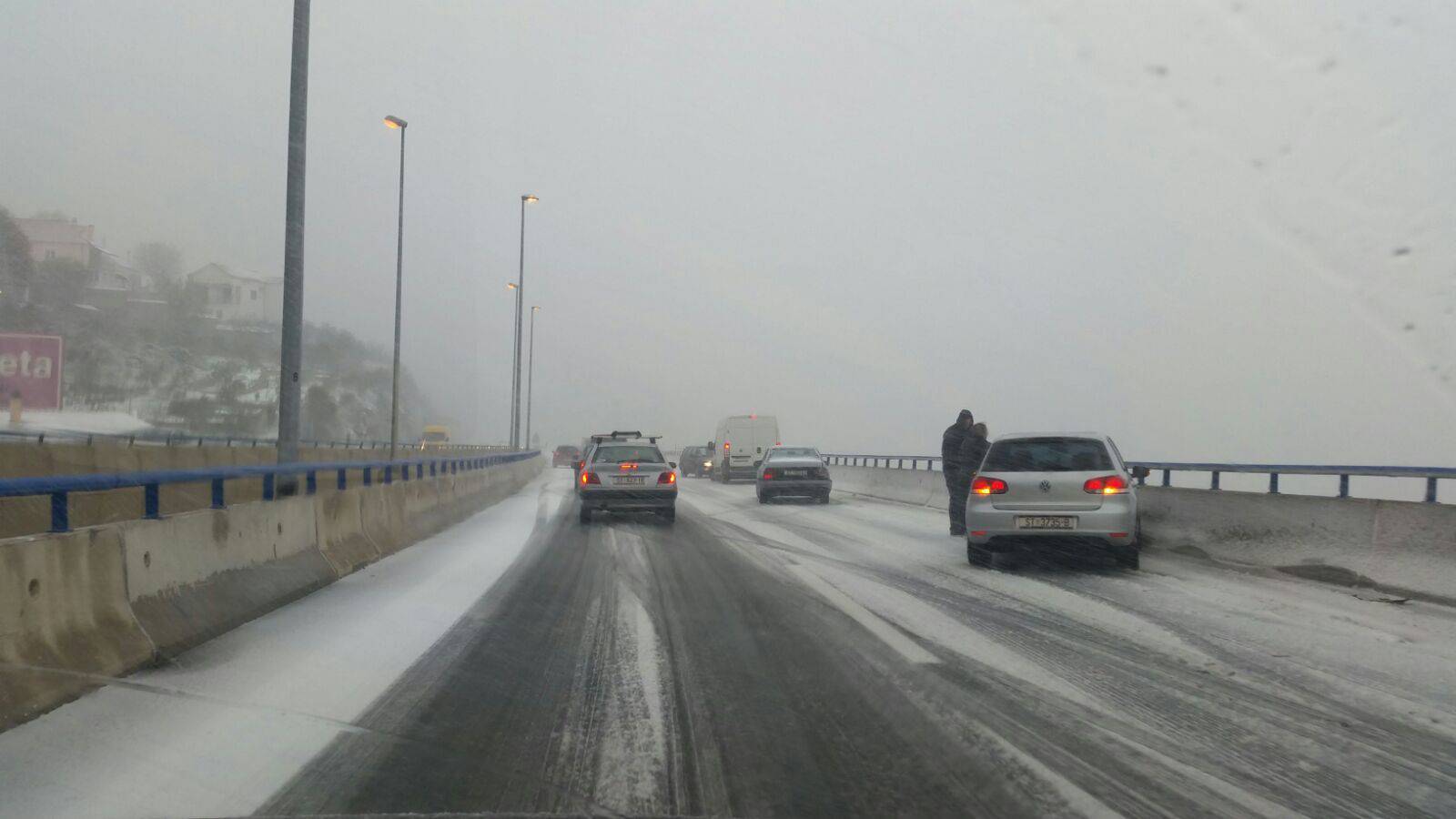 Na A1 sniježi sve do Makarske:  Srušena stabla, zaleđene ceste