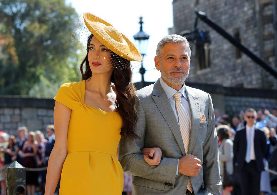 Namrgođena Victoria i 'leteći tanjur' na glavi Amal Clooney