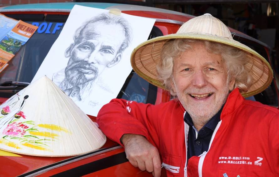 Drehorgel-Rolf prepares trip to Vietnam with Trabi