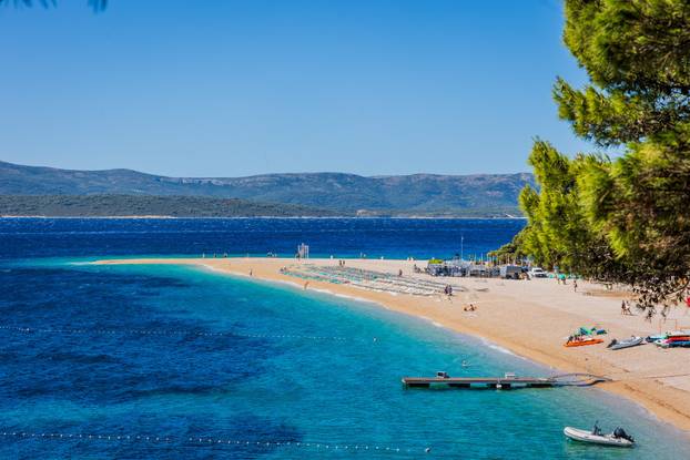 Olujna bura i jutro na plaži Zlatni rat