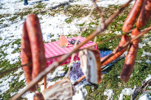 U Kašinskoj Sopnici održana ceremonija kićenja, zalijevanja i rezanja trsa povodom blagdana sv. Vinka