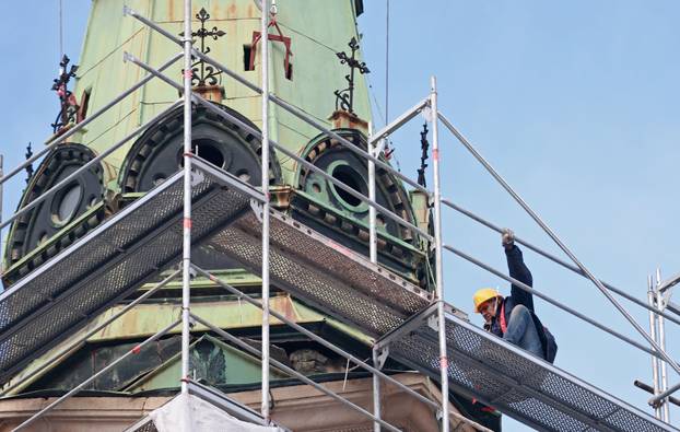 Skidanje zvonika s pravoslavne crkve Preobraženja Gospodnjeg na Cvjetnom trgu