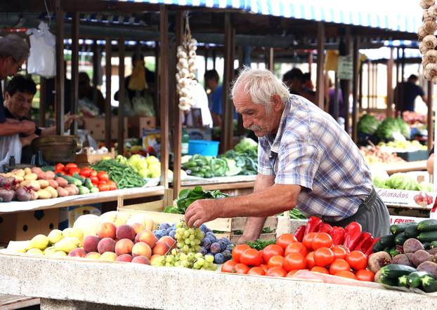 Šibenik: Ponuda vo?a i povr?a na šibenskoj tržnici