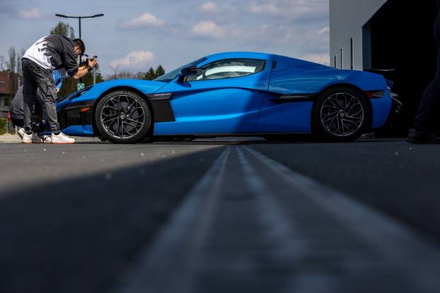 Rimac Nevere parkirane ispred Rimac kampusa u Kerestincu povodom Trilblazers Toura
