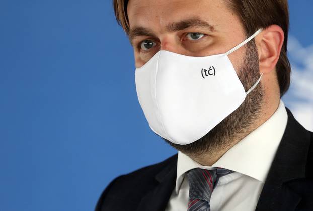Zagreb: Ministar Ćorić iskoristio konferenciju i zaštitnu masku da reklamira svoj Twitter