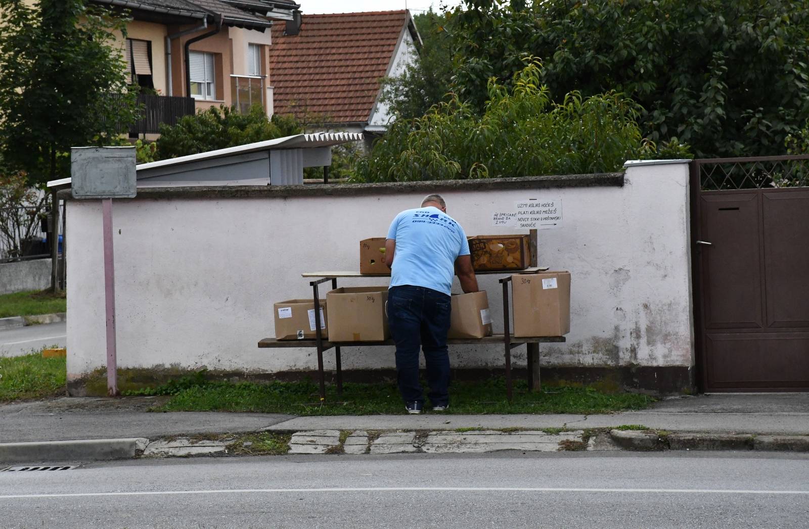 Slavonski Brod: Pnudio jabuke prolaznicima uz natpis - "Uzmi koliko hoćeš, plati koliko možeš!"