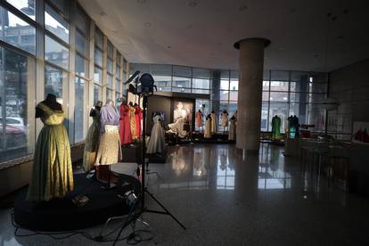 Beograd: u predvorju RTS-a postavljena izložba "Jovanka Broz - u boji" gdje je izložena njena odjeća