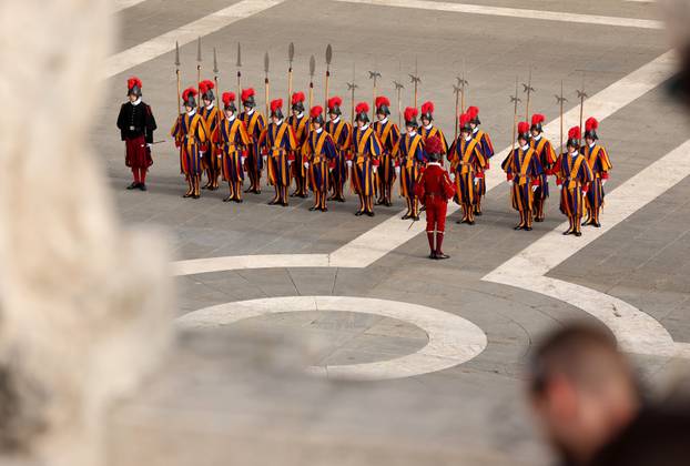 Rim: Brojni vjernici na Trgu sv. Petra čekaju procesiju s tijelom pape Franje