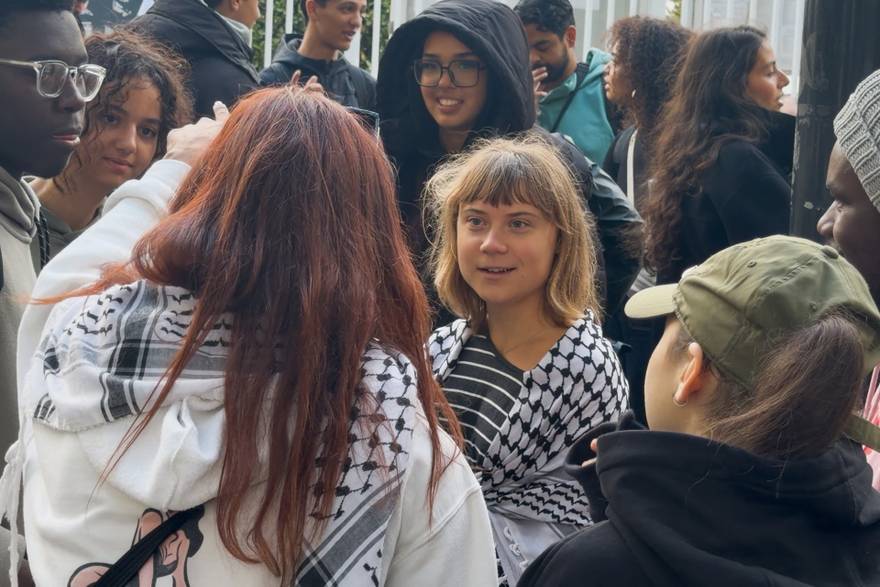 Francuski u&ccaron;enici daju primjer, ka&zcaron;e Greta Thunberg na prosvjedu u blizini Pariza