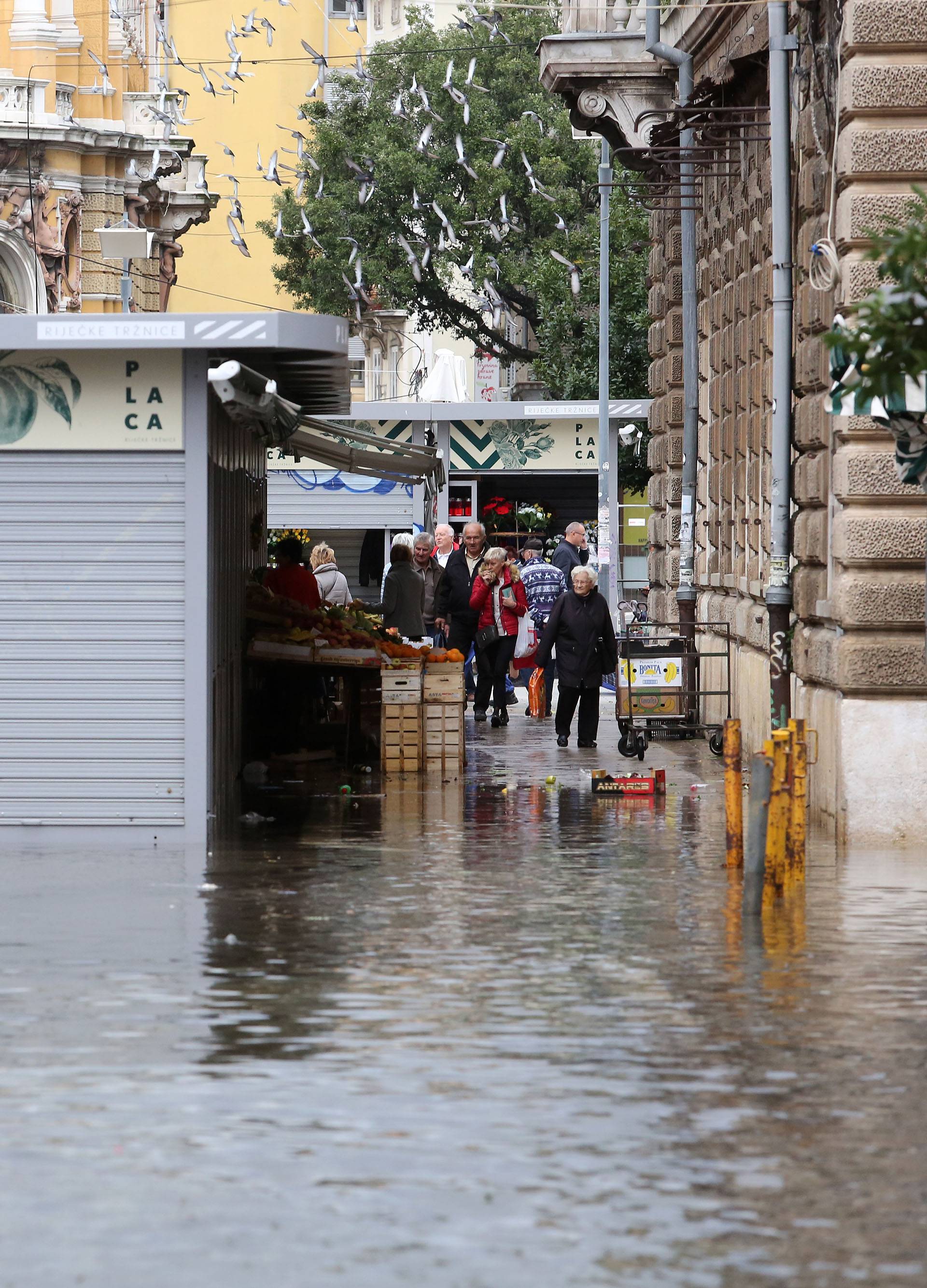 Rijeka je i dalje pod vodom, a građane čekaju nove obilne kiše