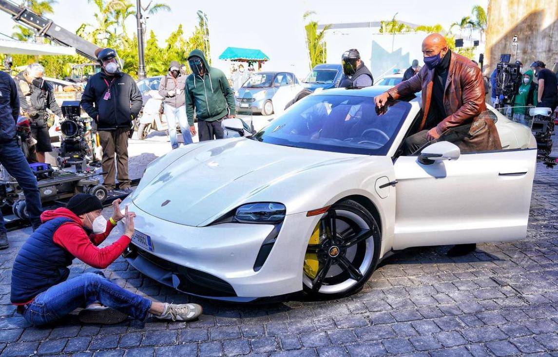 Prevelik i prežestok: The Rock ne stane u Porsche Taycan