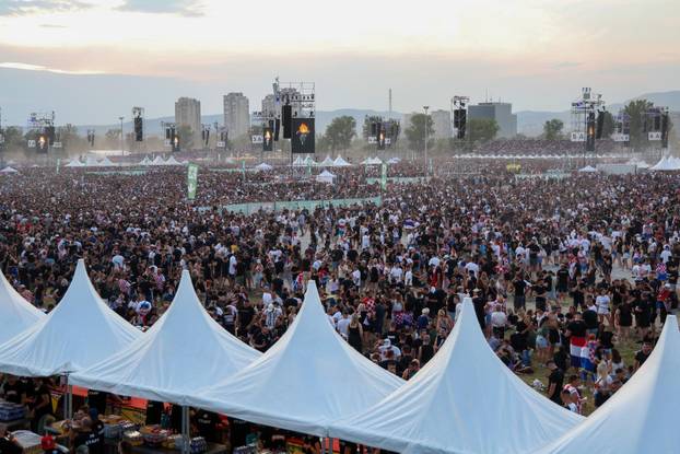 Zagreb: Obožavatelji zauzimaju mjesta unutar Hipodroma uoči početka koncerta