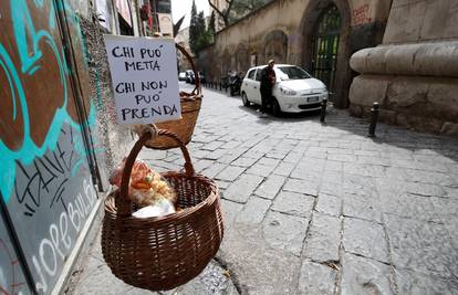 Napuljska solidarnost: Košare s hranom spuštaju se s balkona