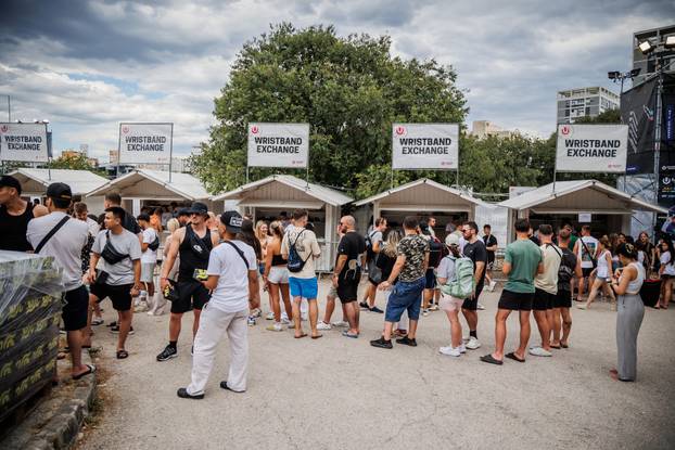 Split : Pred ulazom na Ultra Europe festival stvaraju se gužve za preuzimanje narukvica