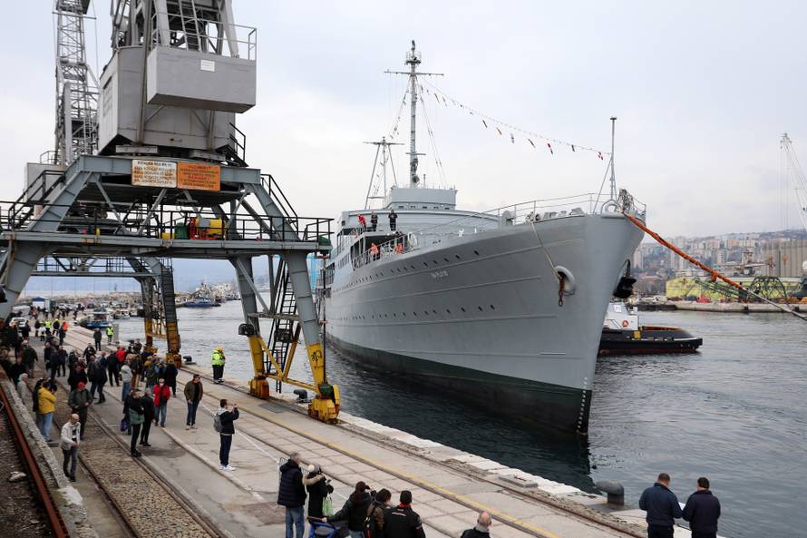Rijeka: Brod Galeb dotegljen je u riječku luku