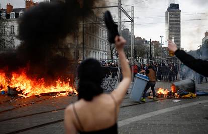Treća noć sukoba pariške policije i prosvjednika: 'Macron će pasti, mi ćemo pobijediti'