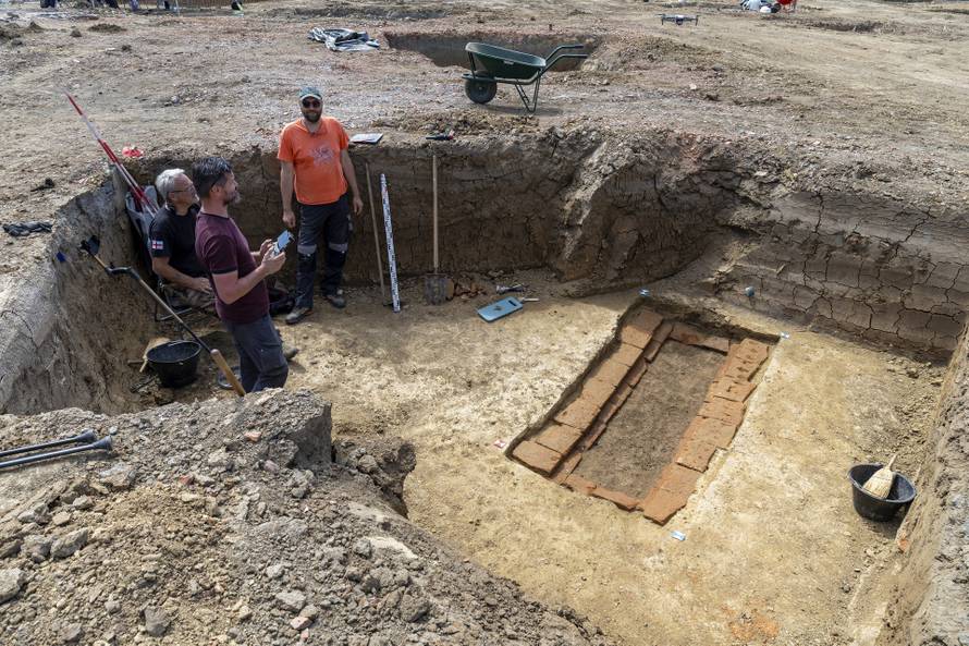 Vinkovci: Arheolozi muzeja Vinkovci pronašli su zidanu rimsku grobnicu iz četvrtog stoljeća