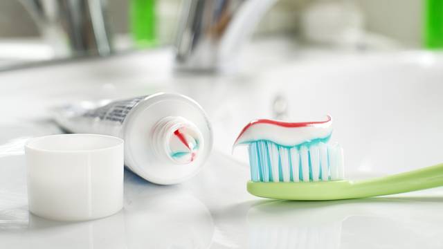 8 genijalnih trikova s pastom za zube koji će olakšati čišćenje