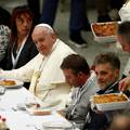Papa Franjo  na ručku ugostio 1500 beskućnika  i siromašnih