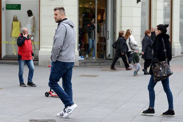 Zagreb: Narcis Mujki? s obitelji prošetao gradom