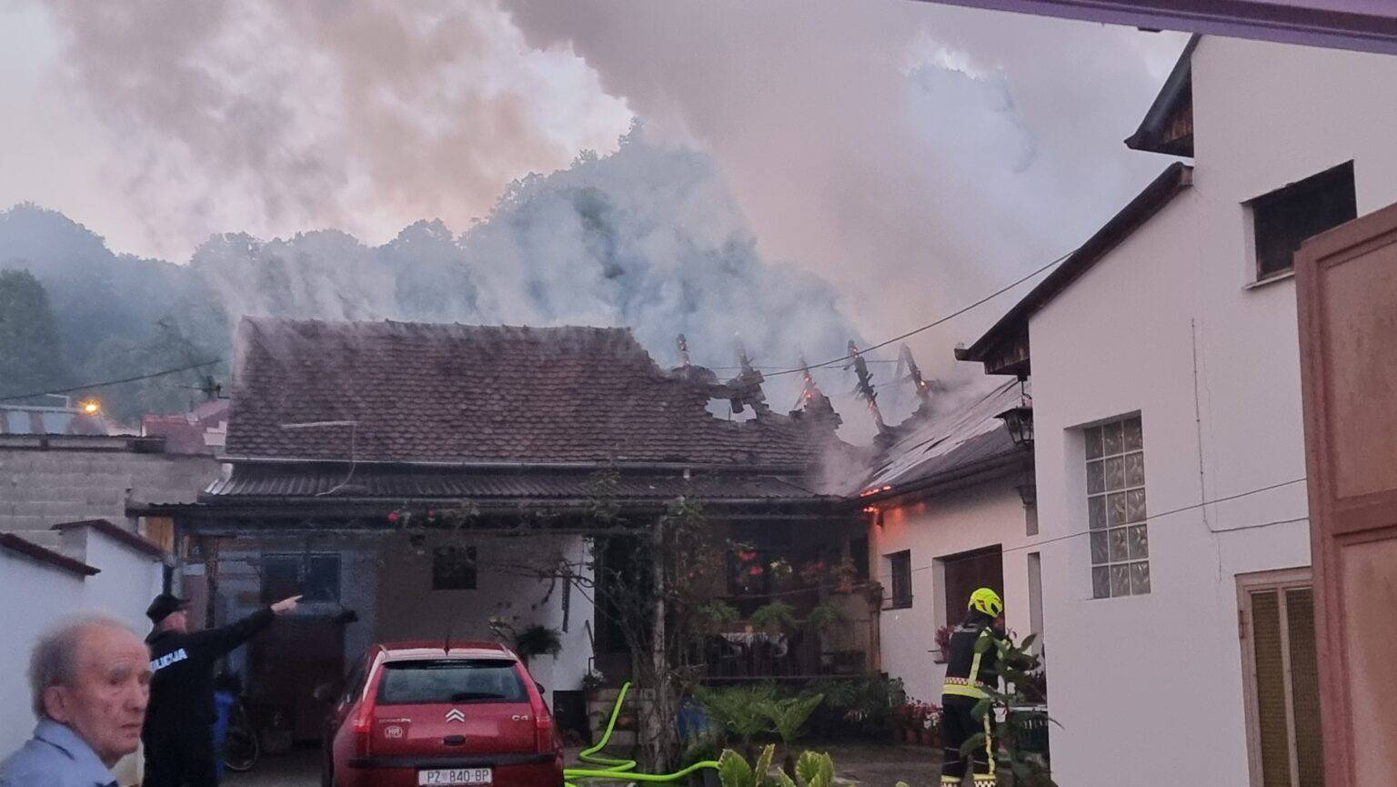 Požar počeo na krovu kuće, vatrogasci se bore sa stihijom