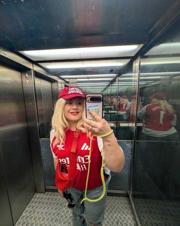 FOTO Fotkala se uz Arsenalovu zvijezdu, 'pobrkali' su je za njegovu djevojku: 'Odvratni ste'