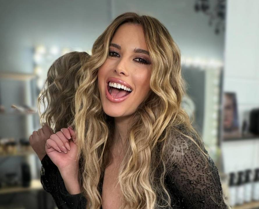 Nives Celzijus u kratkoj pripijenoj haljini za rođendan poželjela strastveni poljubac