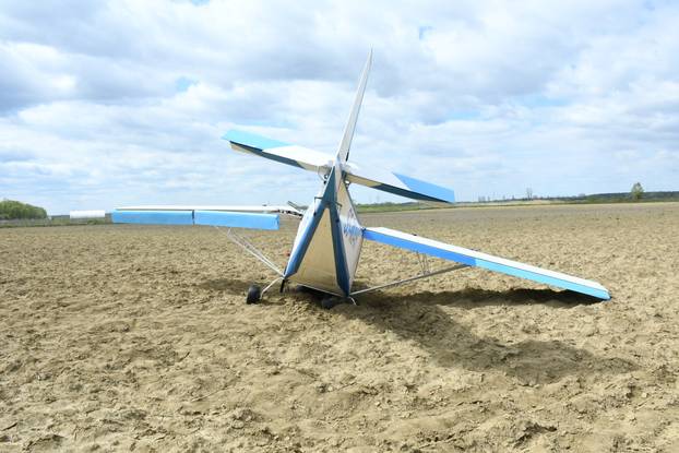 Srušio se mali avion kod Siska, pilot prošao bez ozljeda