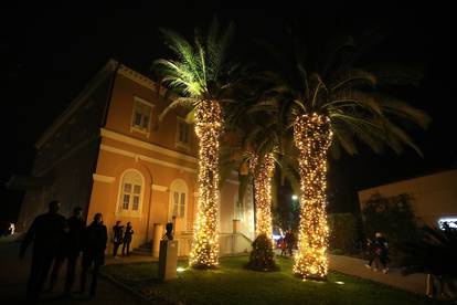 Opatijski Advent počeo paljenjem prve adventske svijeće i raskošne, nikad bogatije blagdanske rasvjete