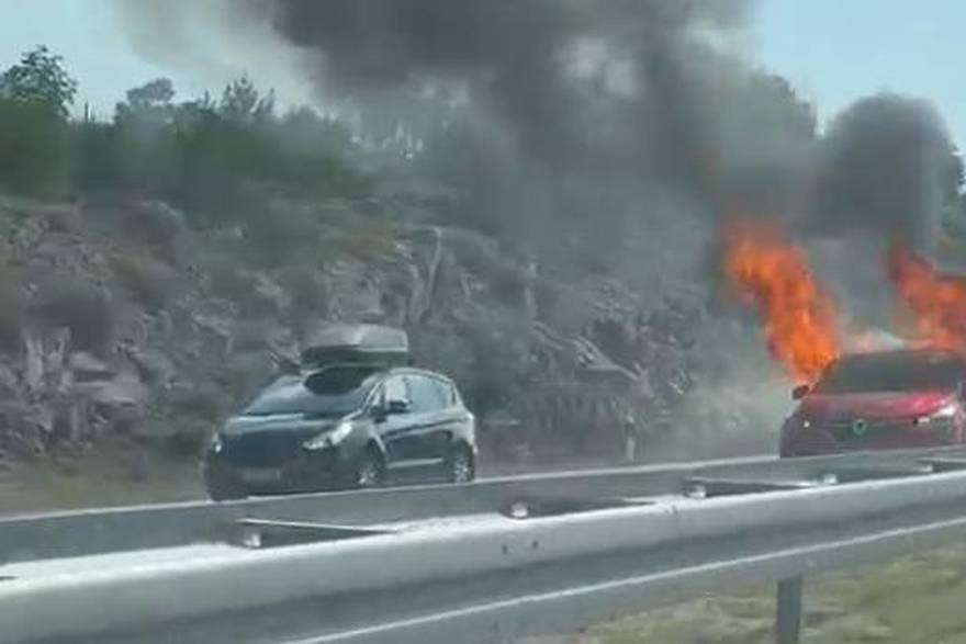 Zapalio se automobili na autocesti A1