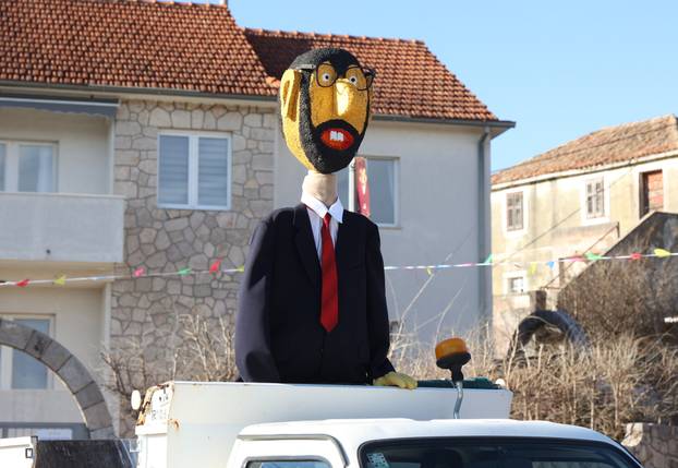 Jezera: Maškarana povorka prodefilirala je Jezerima