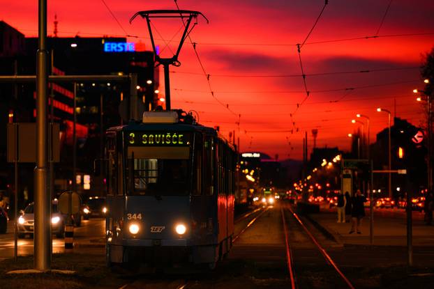Jarke boje zalaska sunca iznad Zagreba